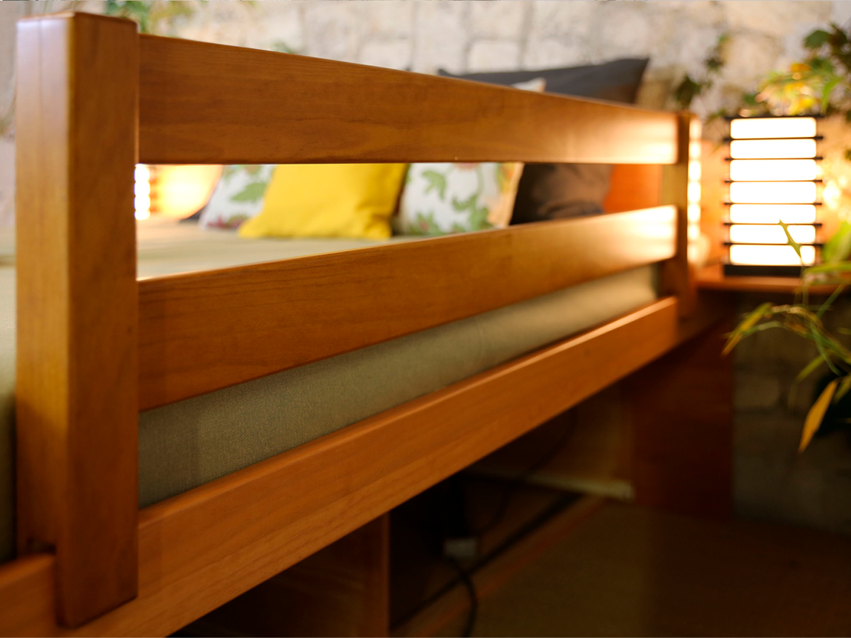 Barrière de lit en bois massif, teinte naturelle chaleureuse, Sécurité enfant optimale, design épuré, S'adapte aux.