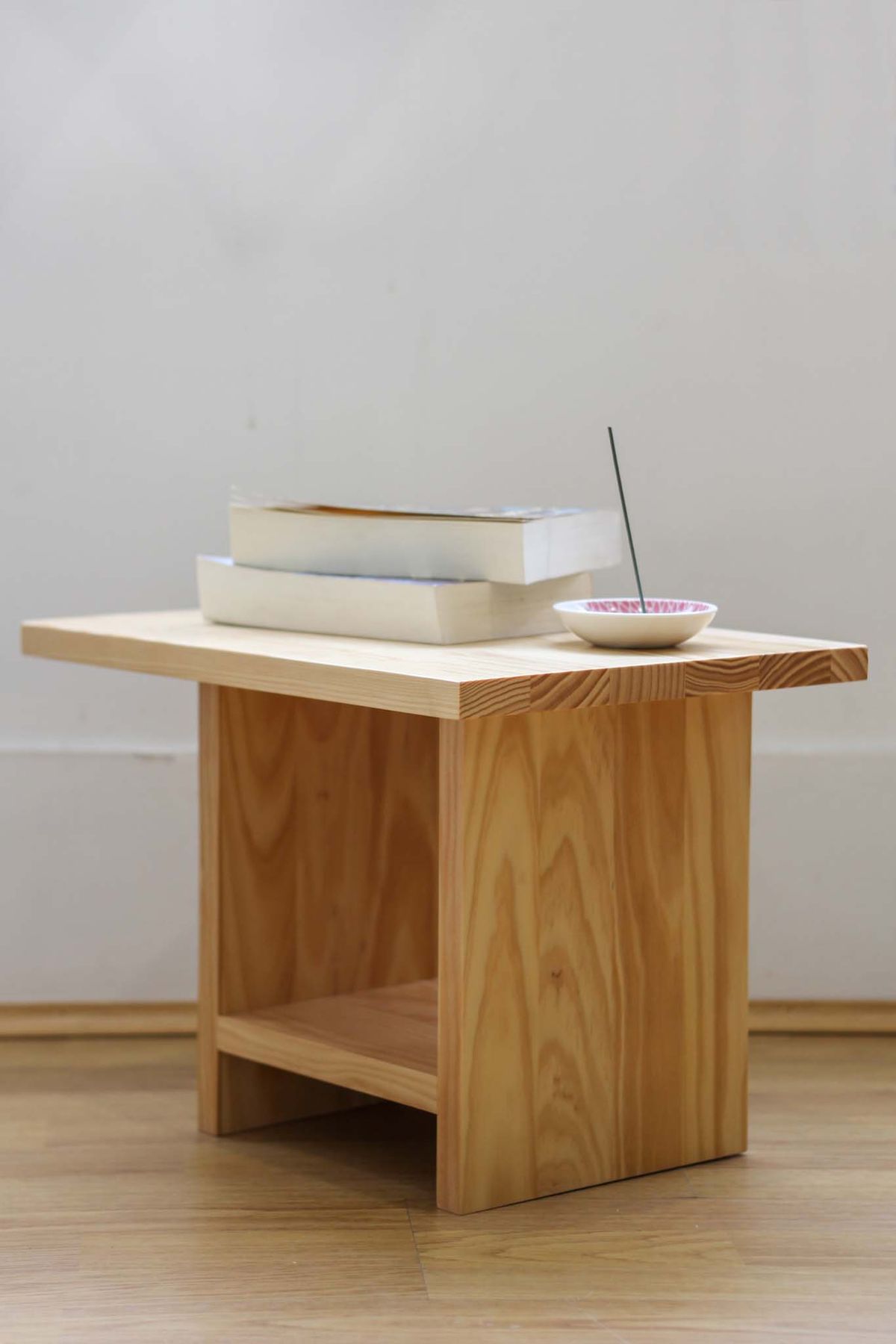 Chevet moderne en bois massif clair, sans tiroir, étagère basse, style minimaliste et fonctionnel.