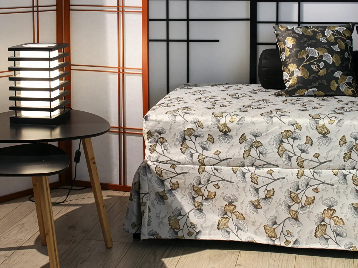 Lit gigogne TESSUTI Confort en tissu à motifs floraux ginkgo, table de chevet noire et lampe japonaise, zen et élégante.