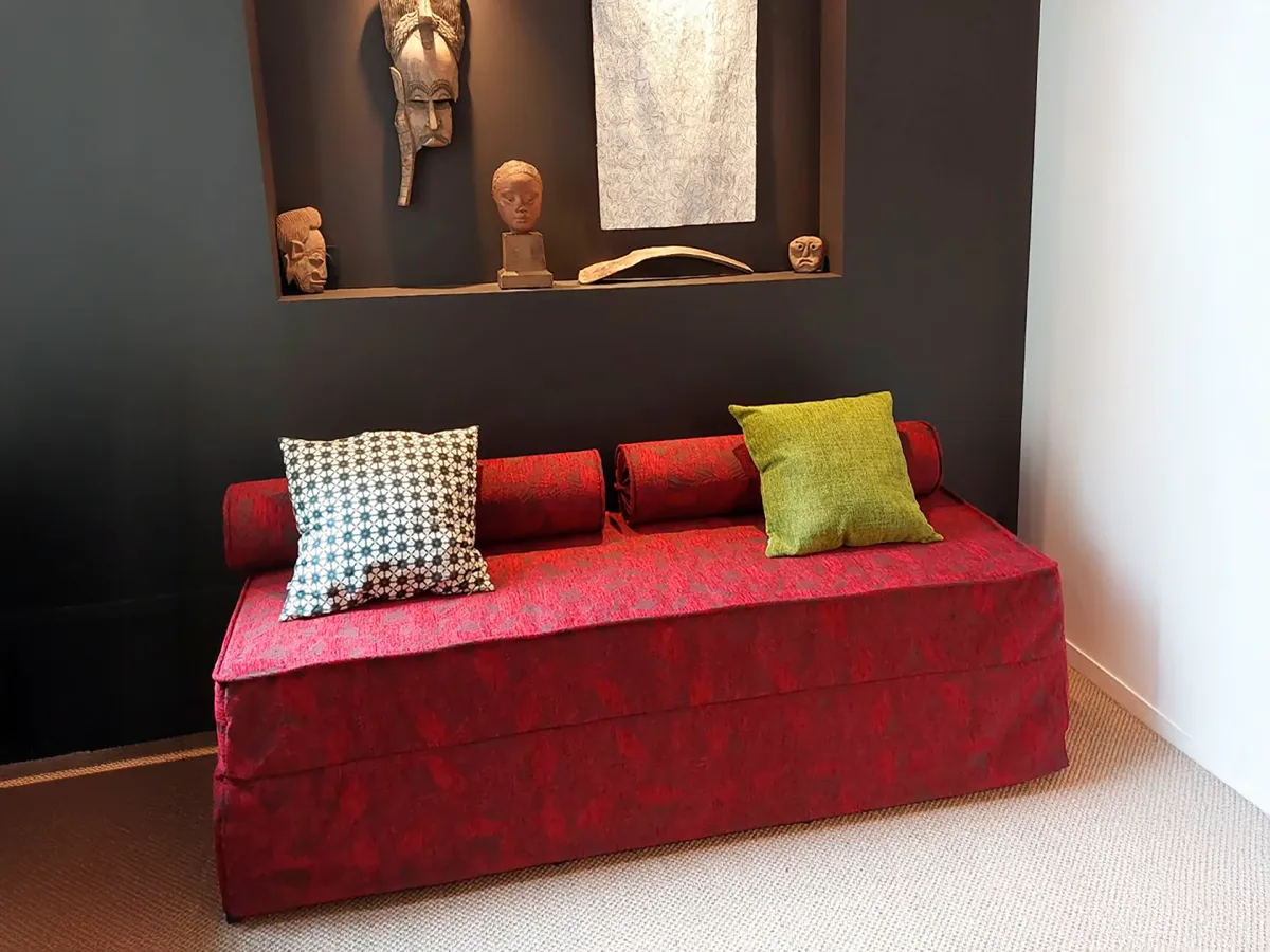 Lit gigogne Tessuti Deco en tissu rouge vif avec décoratifs, Solution d'appoint élégante avec structure métallique.
