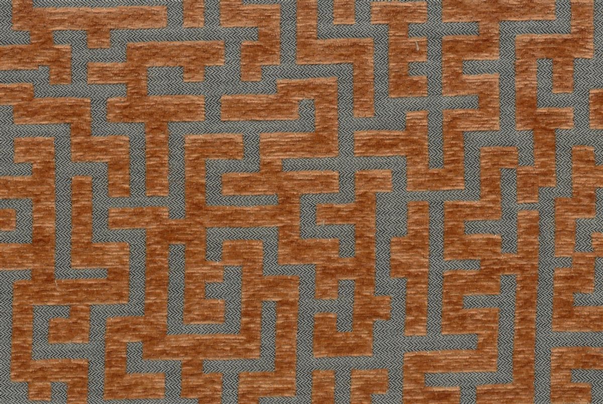 Tissu Jacquard Géométrique META H2Oh! : motif labyrinthe orange sur fond gris, toucher velours, hydrofuge, idéal.