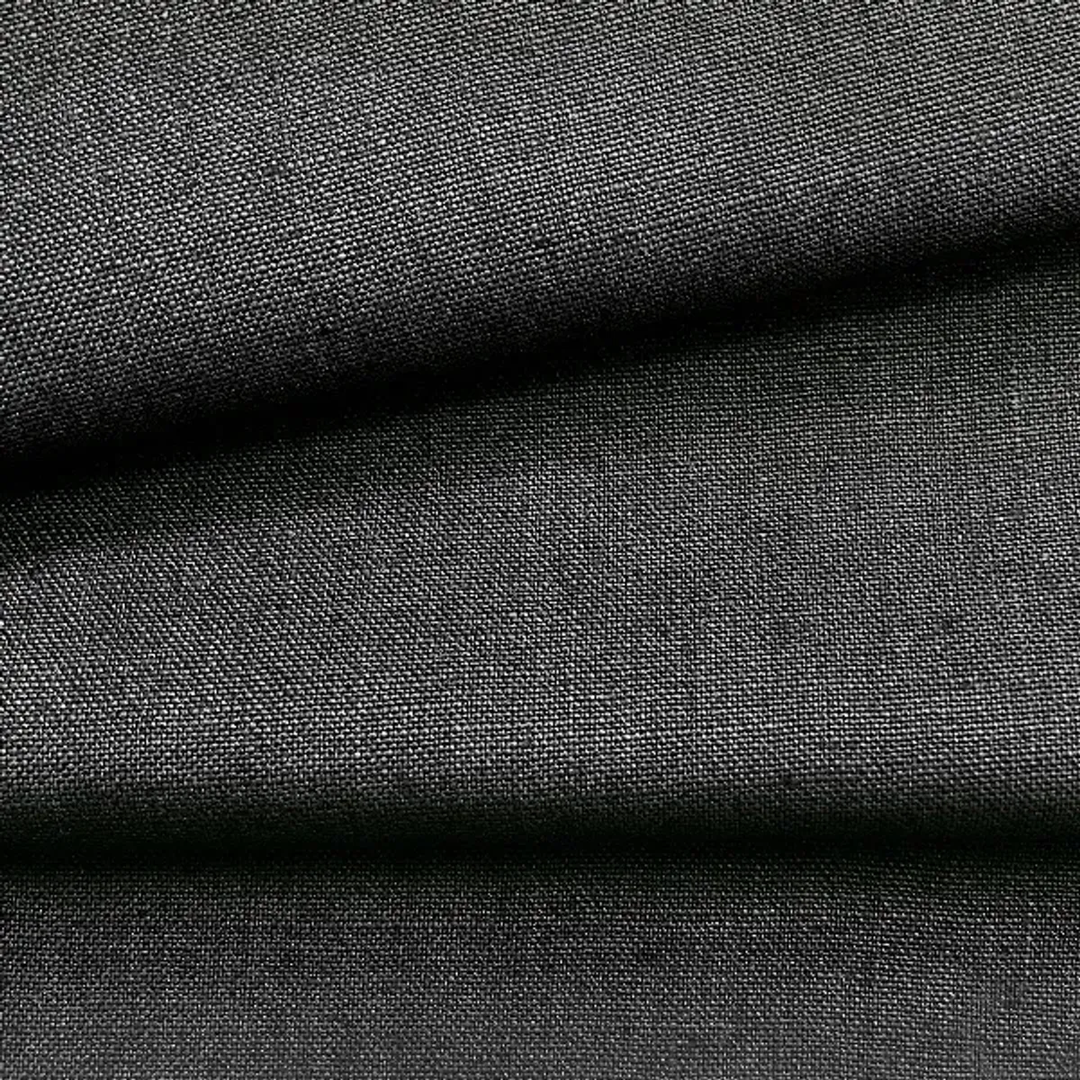Gros plan du tissu OTTO noir en 100% lin naturel européen, Texture riche, résistance Martindale 26000, pour lits.