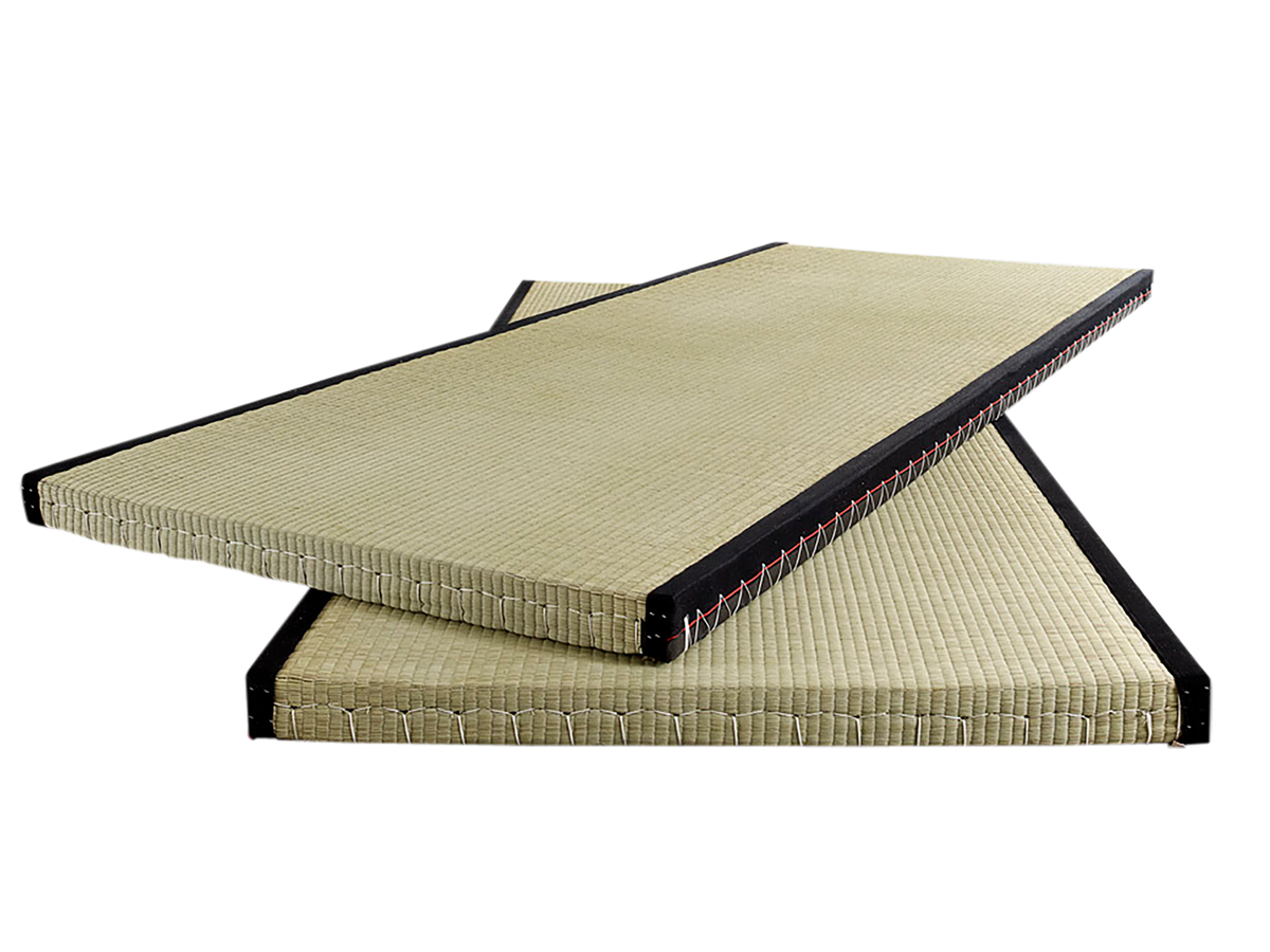 Détail rapproché de deux tatamis japonais superposés, montrant la texture naturelle de la paille de riz et le jonc.