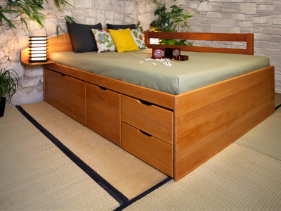 Lit adulte en bois massif clair avec chevet intégré et matelas vert pâle, Barrière de lit anti-chute compatible.