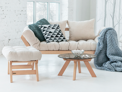 Canapé lit futon BUDAPEST en hêtre massif clair et tissu beige clair, convertible en couchage d'appoint.