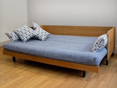 Canapé lit CUBA en bois massif clair, couchage 2 places, matelas bleu chiné et à motifs, Gain de place et confort.