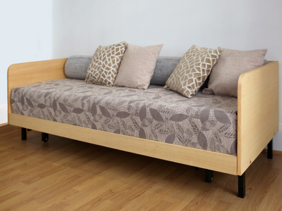 Canapé lit CUBA convertible 2 places en bois massif clair et tissu bleu chiné.