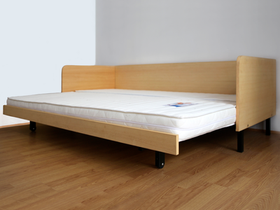 Canapé lit CUBA convertible en bois massif clair, couchage 2 places avec matelas blanc, Mécanisme peigne visible.