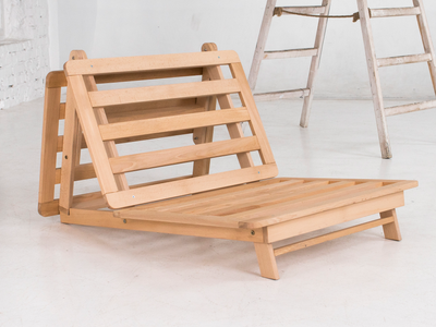 Canapé lit futon EKONO 1 place en hêtre massif naturel: structure en position dépliée, assise plate et dossier incliné.