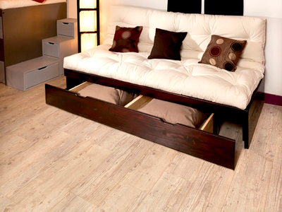 Canapé lit tiroir SCALPA en bois foncé avec matelas futon blanc cassé, Tiroir ouvert avec pour un rangement optimal.