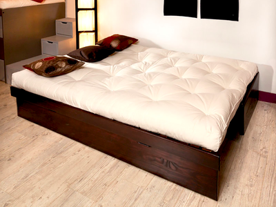 Canapé lit tiroir SCALPA 330 en bois foncé avec matelas futon écru et décoratifs, Gain de place et rangement facile.