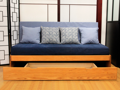 Canapé lit tiroir SCALPA en bois clair et tissu bleu, Tiroir de rangement ouvert, décoratifs bleus et motif, Solution.