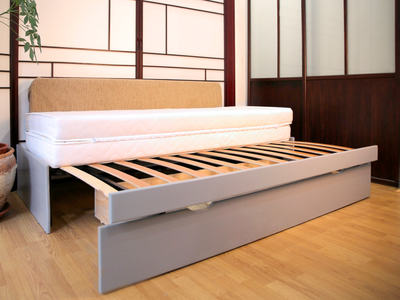 Canapé lit tiroir SCALPA en bois gris clair avec matelas blanc superposé, Sommier à lattes apparent, tête de lit beige.