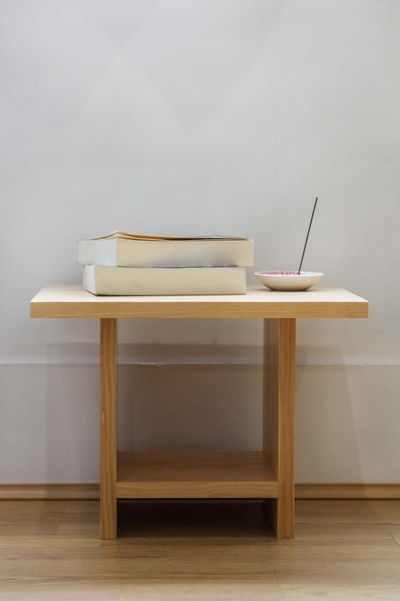 Chevet moderne sur roulettes en bois massif clair, sans tiroirs, idéal comme table de nuit mobile près du lit.