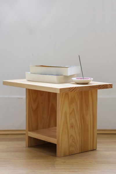 Chevet moderne en bois massif clair, sans tiroir, étagère basse, style minimaliste et fonctionnel.