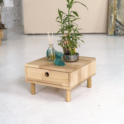 Chevet Vicô en hêtre massif FSC, design minimaliste, Surface accueillant bambou, diffuseur et décoration turquoise.