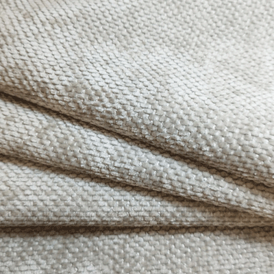 Gros plan texturé du tissu d'ameublement FRESNO en chenille 100% polyester beige, Douceur et résistance Martindale pour.