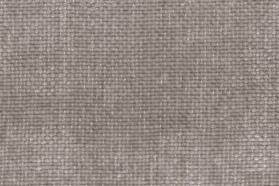 Gros plan texturé du tissu d'ameublement FRESNO gris taupe en chenille 100% polyester, Résistance Martindale 30000.