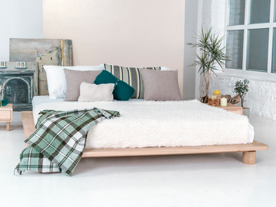 Lit futon VICÔ en hêtre massif clair certifié FSC, design japonais minimaliste avec pieds coniques apparents, zen.