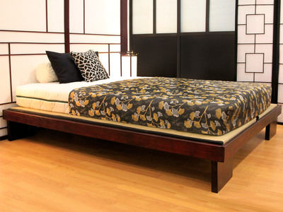 Lit futon KYOKO en bois massif lasuré rouge sombre, style japonais épuré, tatami et futon.