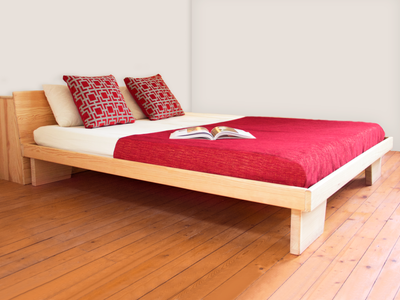 Lit futon KYOKO en bois massif clair (PEFC), design japonais traditionnel, Matelas futon blanc.