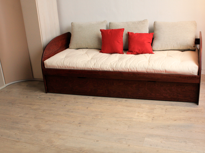 Lit gigogne BLANDYN en bois foncé avec matelas blanc capitonné et décoratifs, Solution de couchage 2-en-1 pour.