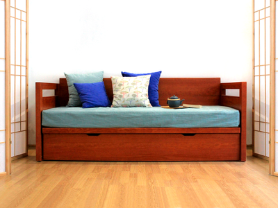 Lit gigogne CAMINO en bois massif, couchage d'appoint confortable et gain de place, Design épuré, décoratifs bleus.