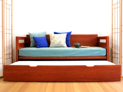Lit gigogne CAMINO en bois massif teinte merisier avec matelas turquoise et bleus, Solution couchage 2-en-1 gain de.