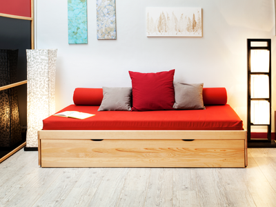 Lit gigogne MASSAKO 400 en bois naturel avec matelas rouge et décoratifs, Solution 2-en-1 gain de place pour.