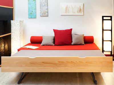 Lit gigogne MASSAKO 400 en bois clair: structure robuste, gain de place assuré.