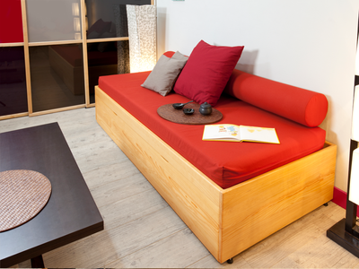 Lit gigogne MASSAKO 400 en pin massif naturel avec matelas rouge.