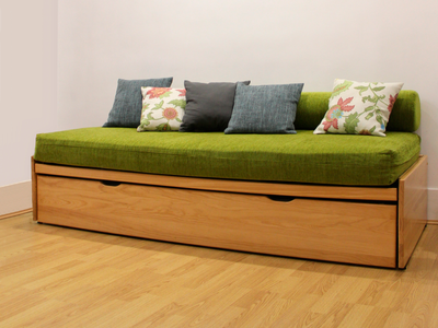 Lit gigogne MASSAKO 400 en bois clair avec un couchage vert olive et décoratifs, Solution gain de place et pratique.