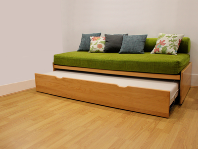 Lit gigogne MASSAKO 400 en bois clair avec matelas d'appoint et décoratifs, Solution de couchage double pratique.