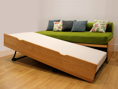 Lit gigogne MASSAKO 400 en bois clair avec matelas blanc, couchage d'appoint confortable pour invités, esprit moderne.