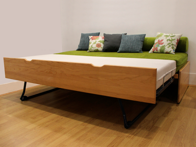Lit gigogne MASSAKO 400 en bois clair, couchage d'appoint déplié avec matelas blanc et colorés, Solution gain de place.