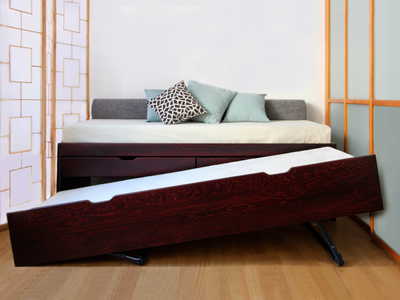 Lit gigogne Massako 550 en bois rouge avec 2 lits, dont un coulissant pour optimiser l'espace.