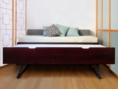 Lit gigogne Massako 550 en bois teinté merisier avec sommier intégré et second lit escamotable, Solution gain de place.