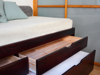 Lit gigogne Massako 550 avec 3 tiroirs en bois teinté foncé ouverts, Solution de couchage gain de place avec rangement.