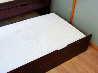 Lit gigogne Massako 550 en bois teinté foncé avec matelas blanc, Solution gain de place pour d'enfant ou d'amis.