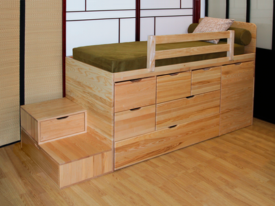 Lit tiroirs MASSAKO 1000 en bois clair avec 6 tiroirs intégrés offrant un rangement maximal et optimisation de l'espace.