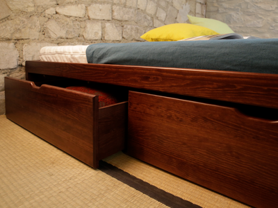 Lit tiroirs MASSAKO 400 en bois massif teinté merisier avec 4 grands tiroirs, Solution de rangement élégante pour votre.