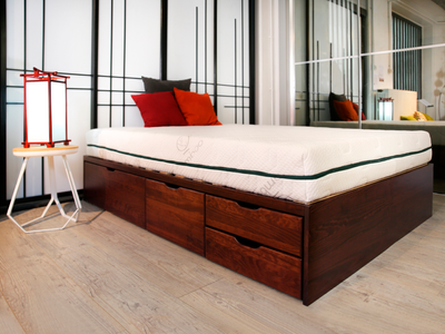 Lit tiroirs MASSAKO 400 en bois massif teinté merisier, 4 tiroirs intégrés offrent un espace de rangement maximal.