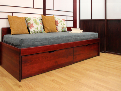 Lit tiroirs MASSAKO 400 en bois massif teinte merisier, Quatre grands tiroirs de rangement optimisent l'espace de.