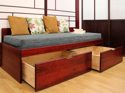 Lit tiroirs MASSAKO 400 en bois massif teinté rouge, Quatre tiroirs ouverts révèlent un intérieur en bois clair.