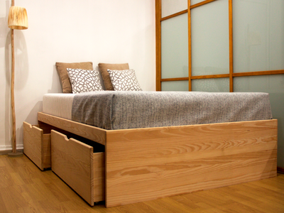 Lit tiroirs MASSAKO 460 en bois massif teinte merisier avec 5 tiroirs ouverts, Solution gain de place et rangement.