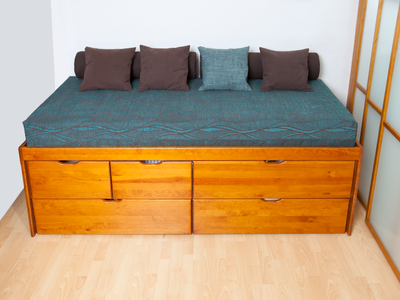 Lit tiroirs MASSAKO 690 en bois clair avec 8 tiroirs, matelas bleu à motifs et marron et bleu, Esprit moderne.