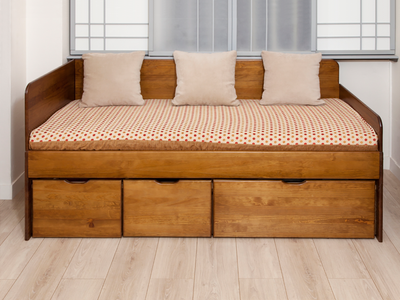 Lit tiroirs MASSAKO en bois clair avec beiges et matelas à pois, Solution de rangement et gain de place pour.