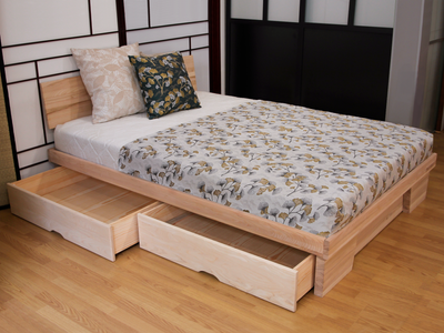 Lit tiroirs MEGUMI en bois clair avec 4 tiroirs ouverts, offrant un espace de rangement optimal et une ordonnée.