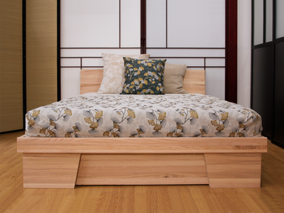 Lit tiroirs MEGUMI en bois clair, 30 cm de hauteur, intégrant 4 grands tiroirs pour un rangement optimisé et un gain de.