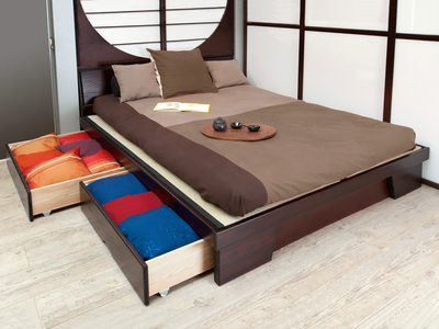 Lit tiroirs MEGUMI en bois foncé avec tatami, matelas beige, Deux tiroirs ouverts dévoilent du coloré.